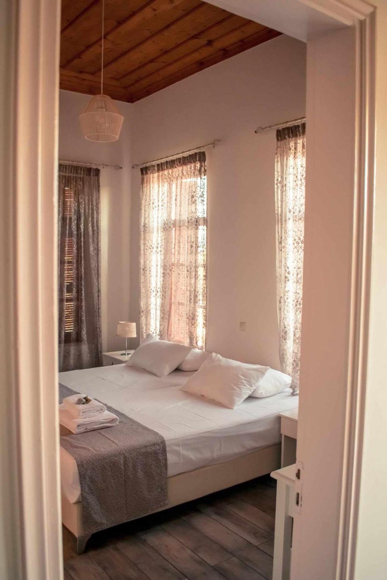 Kleanthe Hotel Chalki Town Exterior photo